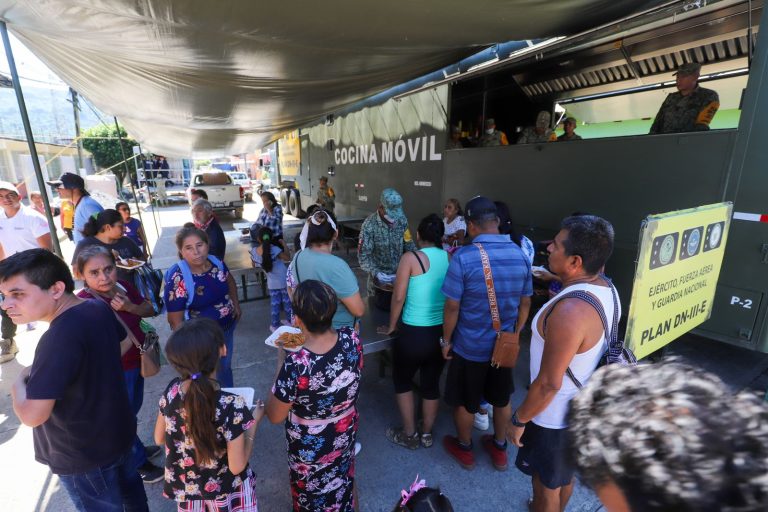 Fuerzas armadas, con sensibilidad y prontitud, atienden a la población afectada en la Sierra Norte